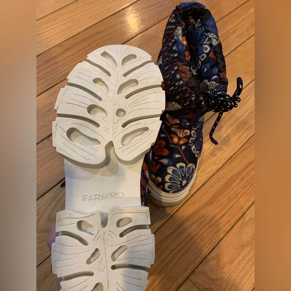 Rare Farm Rio Pineapple Puff Boots 6.5